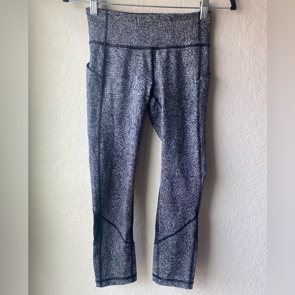 Lululemon Pace Rival Crop 22” Leggings in White & Black ~ Size 2 - Picture 3 of 6